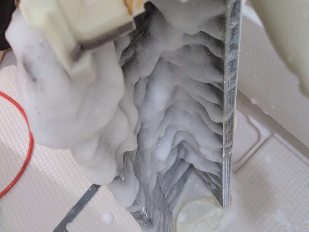 クリーナーの泡に包まれたフィン（裏側）