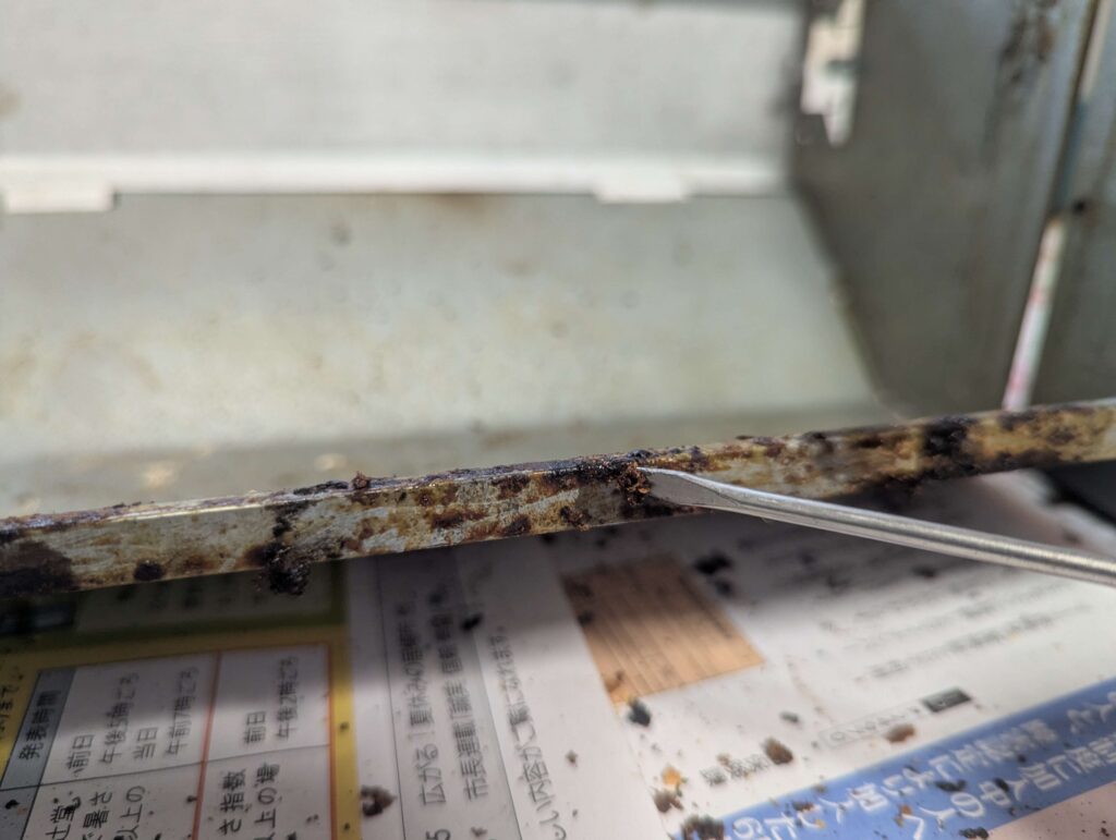 頑固な黒い炭はマイナスドライバーでこそぎ落とす