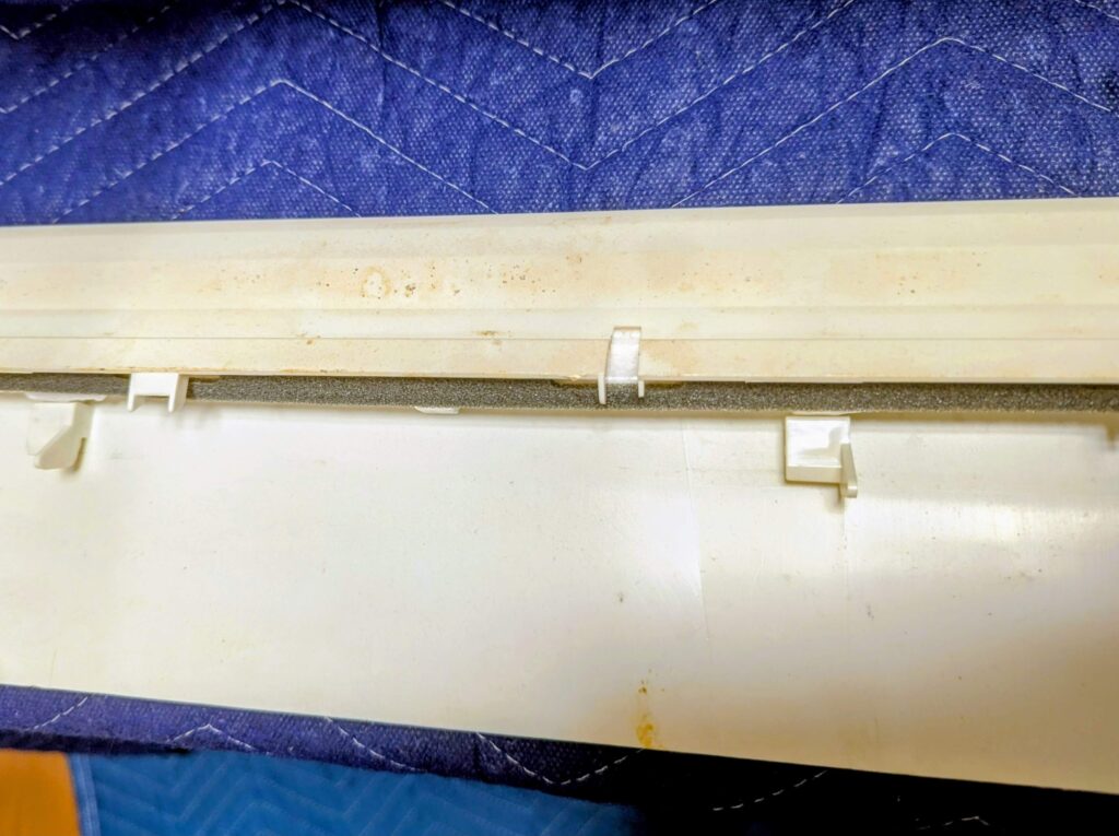 フロントカバーの汚れ（ホコリ蓄積）