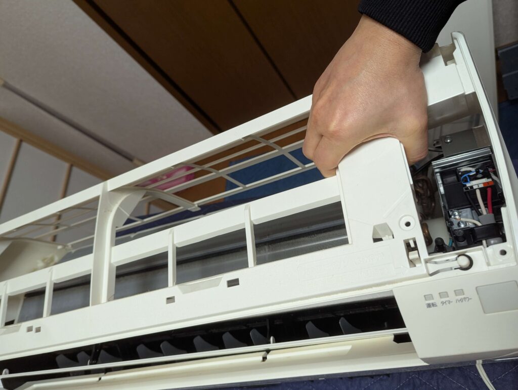 フロントカバーを外している作業