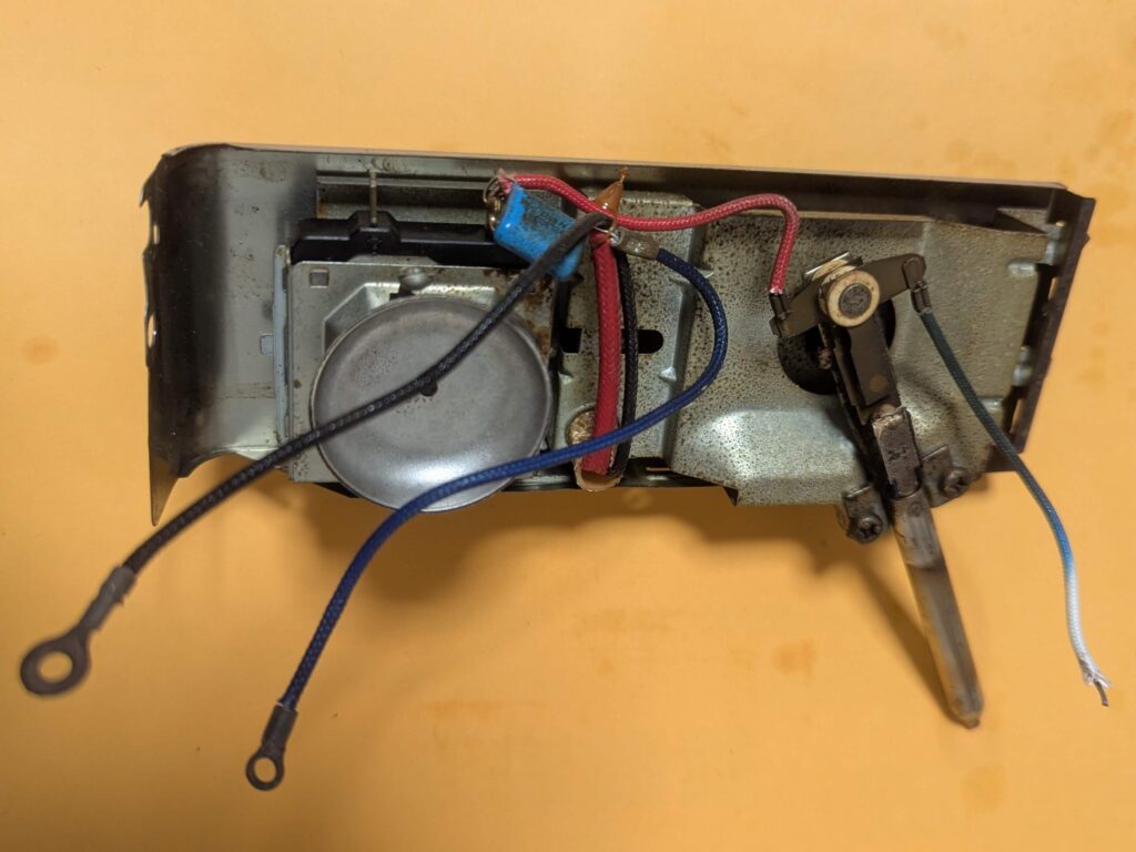 修理前(右側の配線が完全に断線している状態)