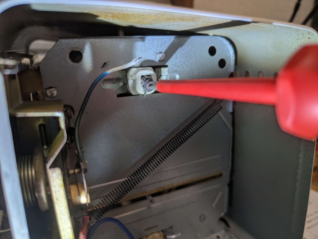 石英管ヒーター配線の断線(熱くならない直接原因)部の腐食した固定ネジの取り外し。固着しているため慎重に。