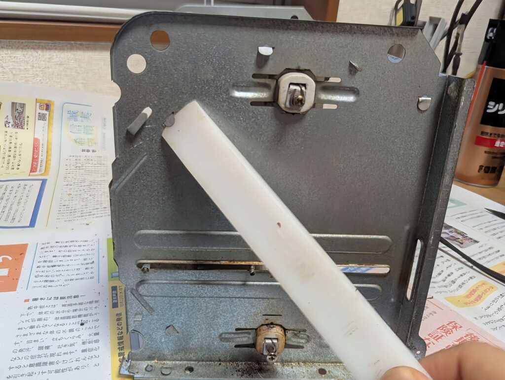 折り曲げられた内部パネルのツメをスクレーパーで起こす