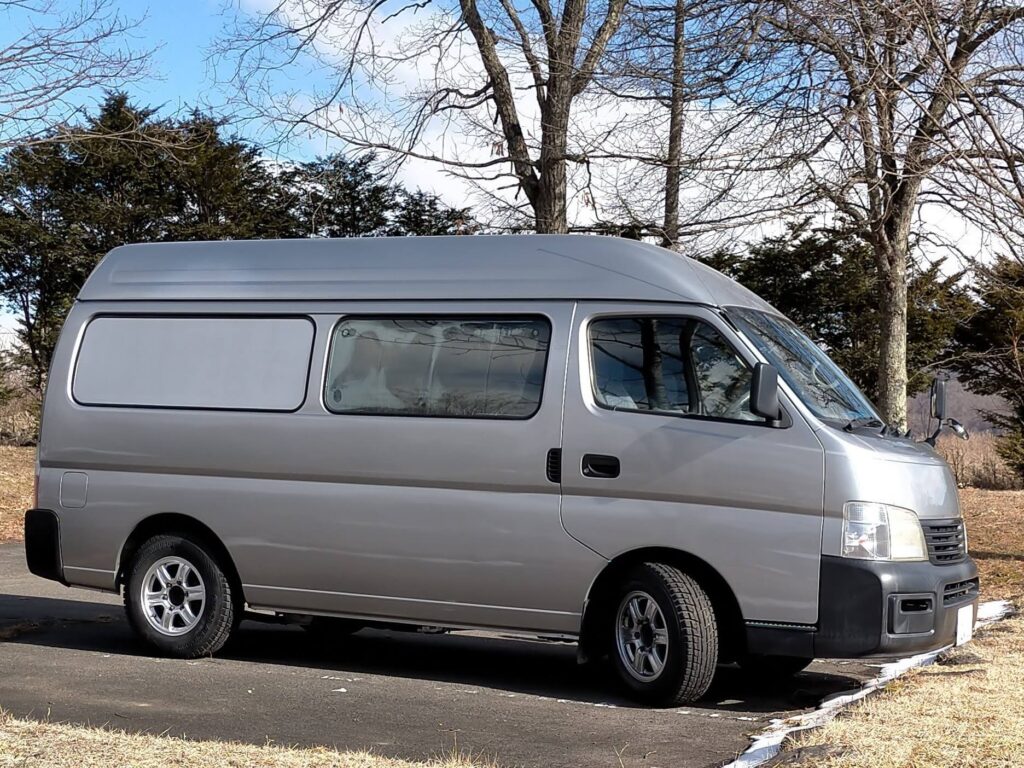 1300kmの長距離移動と資材運搬、車中泊での実家再生DIYライフを支えたハイルーフバン、いすゞ「コモ」