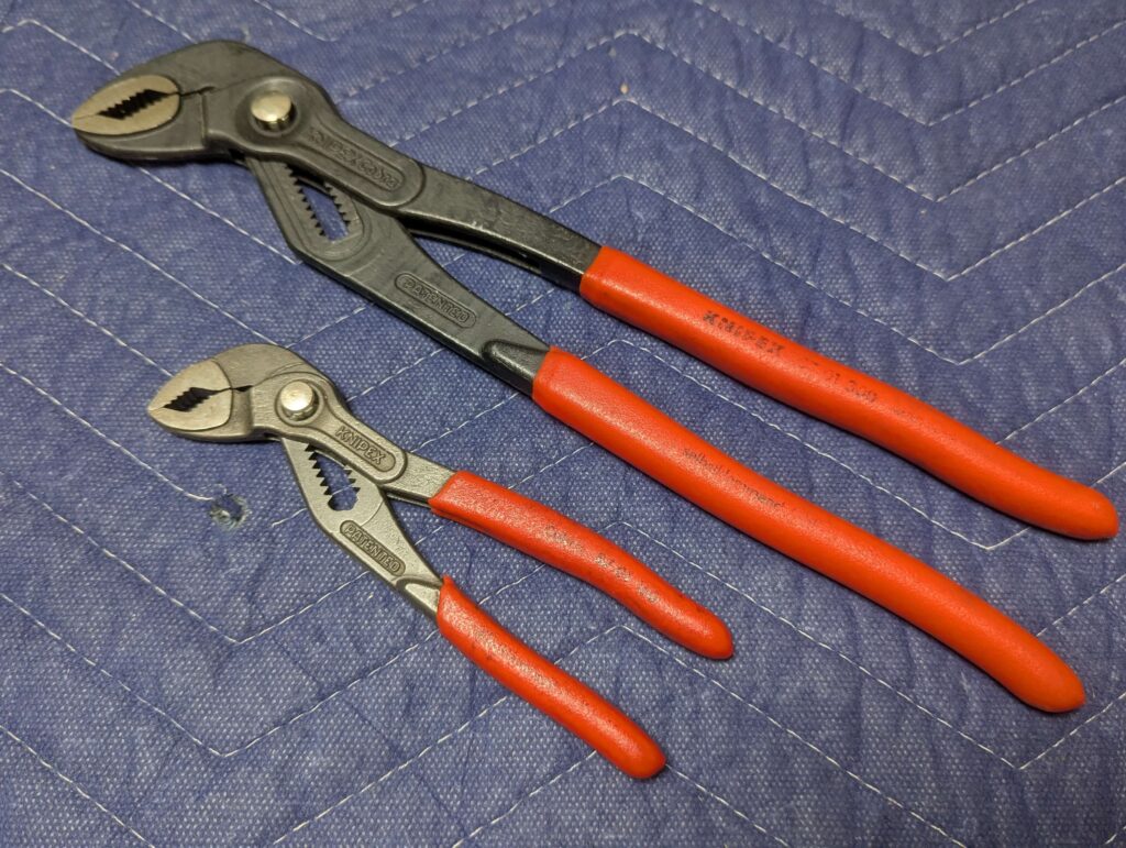 錆びたボルトや固着した配管も確実に掴んで回せる最強のウォーターポンププライヤー、クニペックス「コブラ」