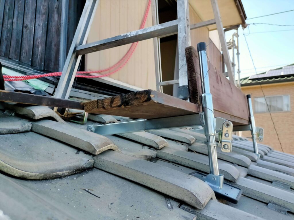 外壁塗装や屋根修理でハシゴのグラつきを防止し、安全な足場を作る梯子安定器「いらかくん」