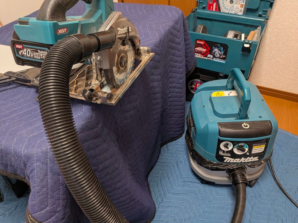 マキタの集塵機と無線連動した丸ノコを使用して、木材カットと同時に粉塵を自動吸引しているリフォーム現場の様子