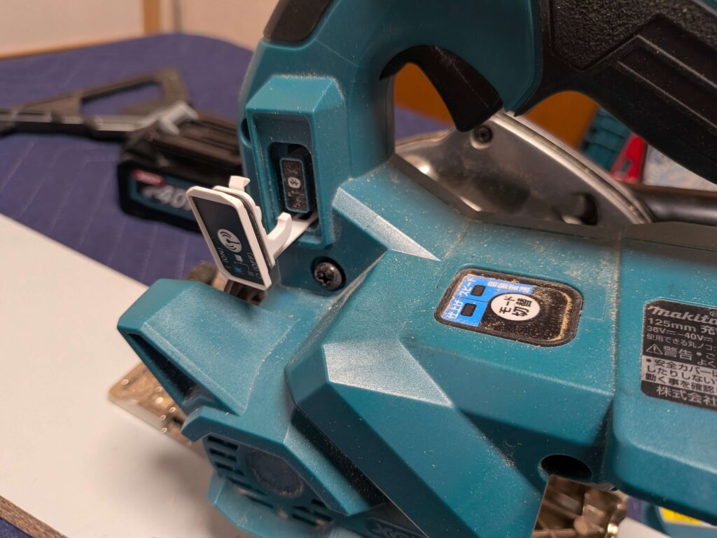 マキタの丸ノコにある専用スロットへ別売りのワイヤレスユニット（WUT01）を装着している接写画像