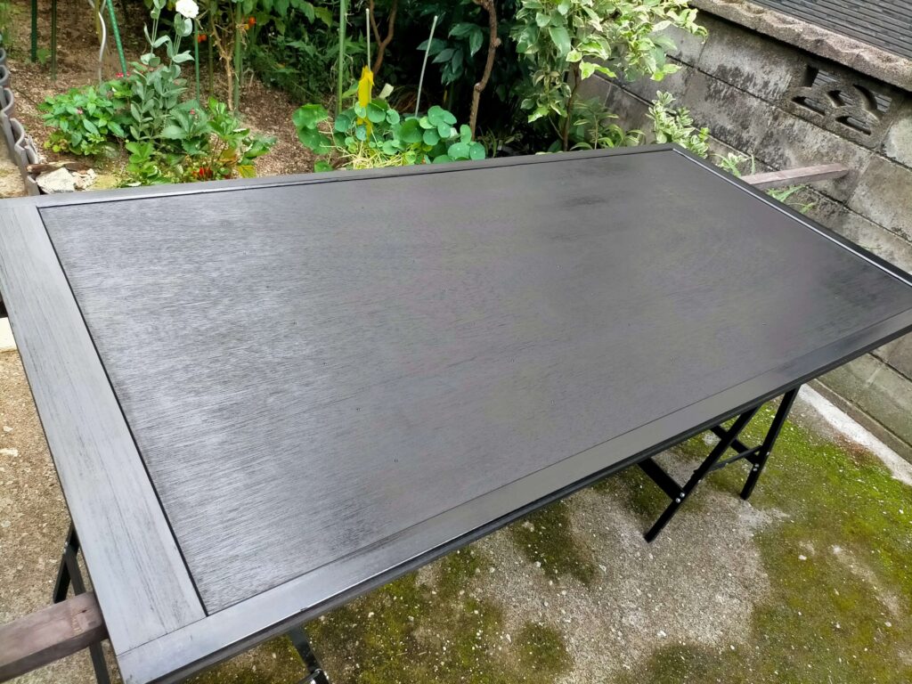 古い木製雨戸のベニヤ板を交換し防腐剤「ナフタデコール」を塗装し、古民家カフェ風に再生したDIYのAfter