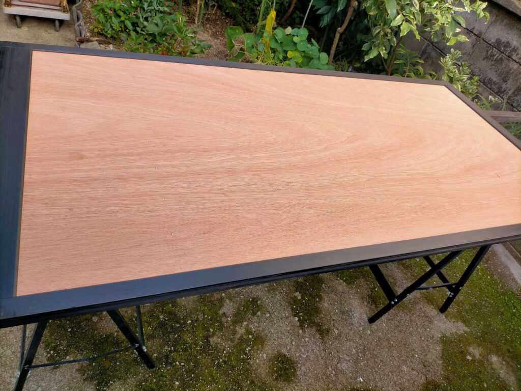 古い木製雨戸のベニヤ板を交換し防腐剤「ナフタデコール」を塗装し、古民家カフェ風に再生したDIYのBefore