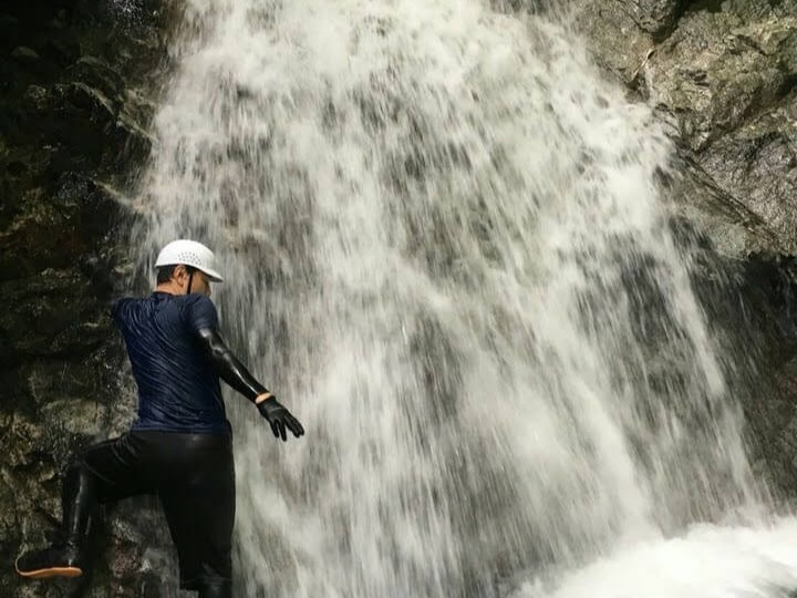 グリップ力抜群のDIY用作業靴「親方寅さん」は滑りやすい場所での感覚がつかみやすいので、沢登りに使用している様子