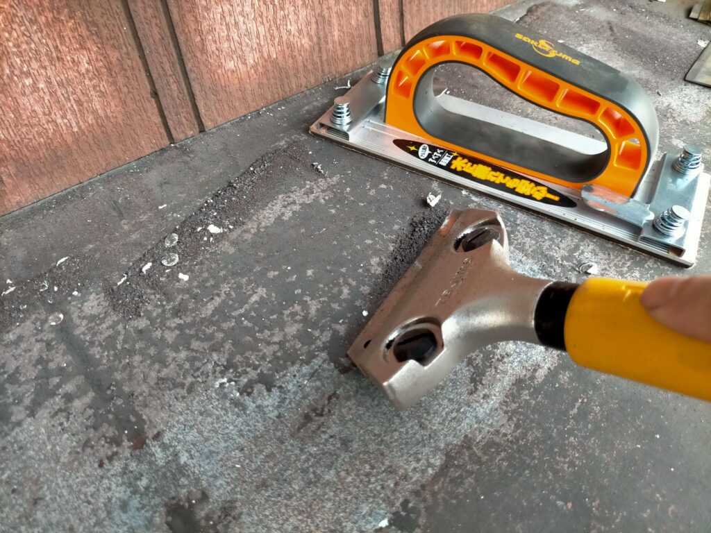 外壁塗装の下地処理で、古い塗膜を刃で綺麗に削ぎ落とすカッター刃タイプのスクレーパー