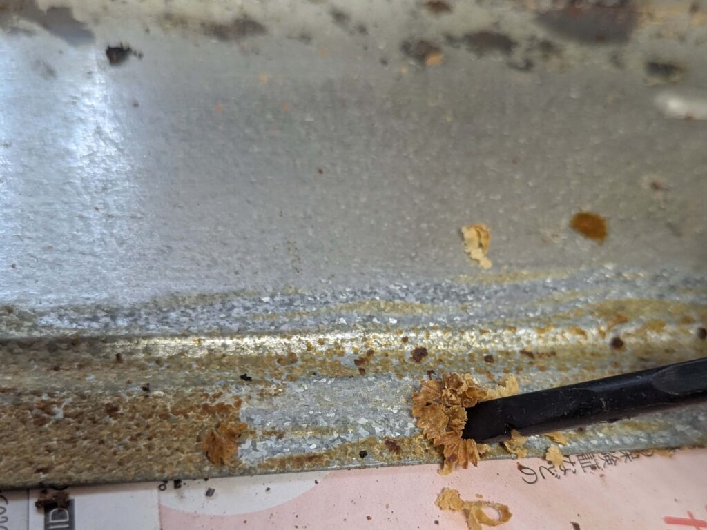 焦げ付いた油汚れはプラスチックへらで物理的に除去