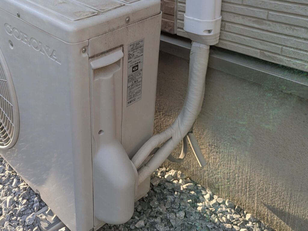 ドレンホースを地面から5cm離して設置し、湿気と暗さを好むゴキブリ、ミノムシ、コバエ、アリ、ヤスデなどの、室内への虫侵入や、ホース、エアコン内部での巣作り、ドレンパンの詰まりによる水漏れを予防する