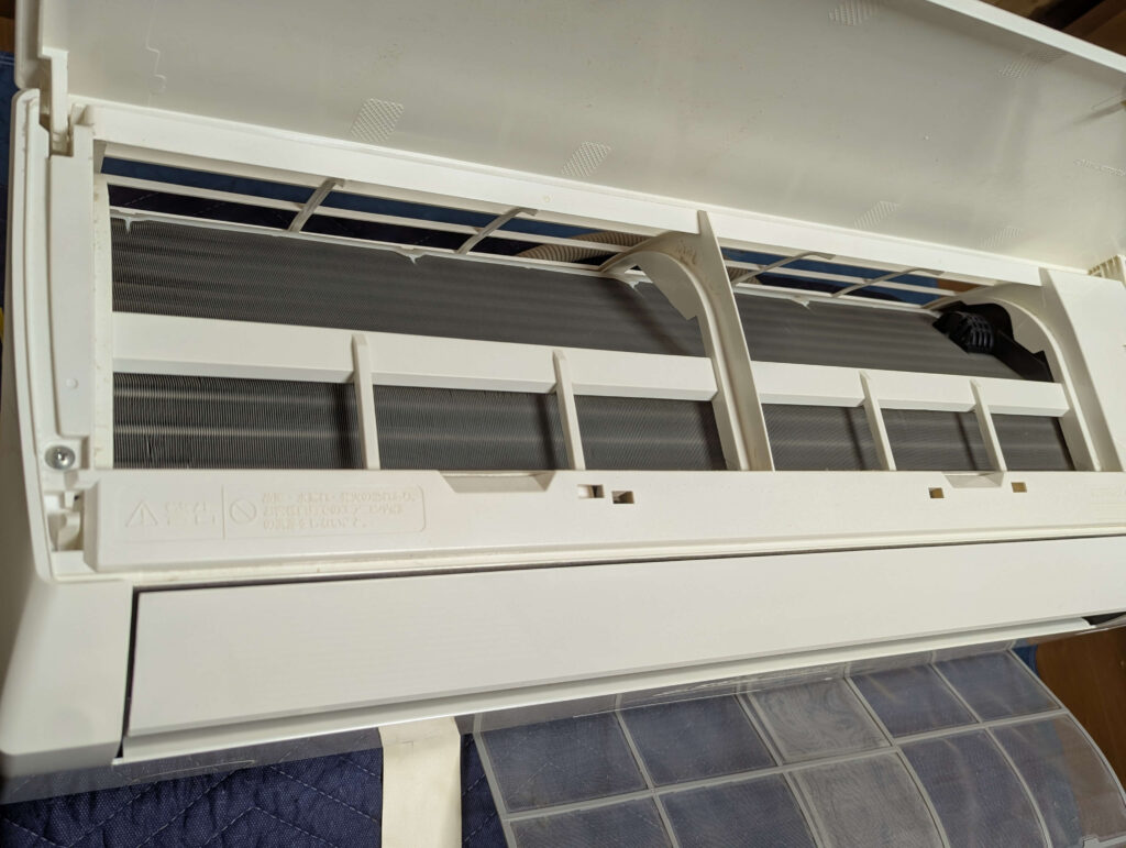 フロントパネルを開きフィルターを外した状態