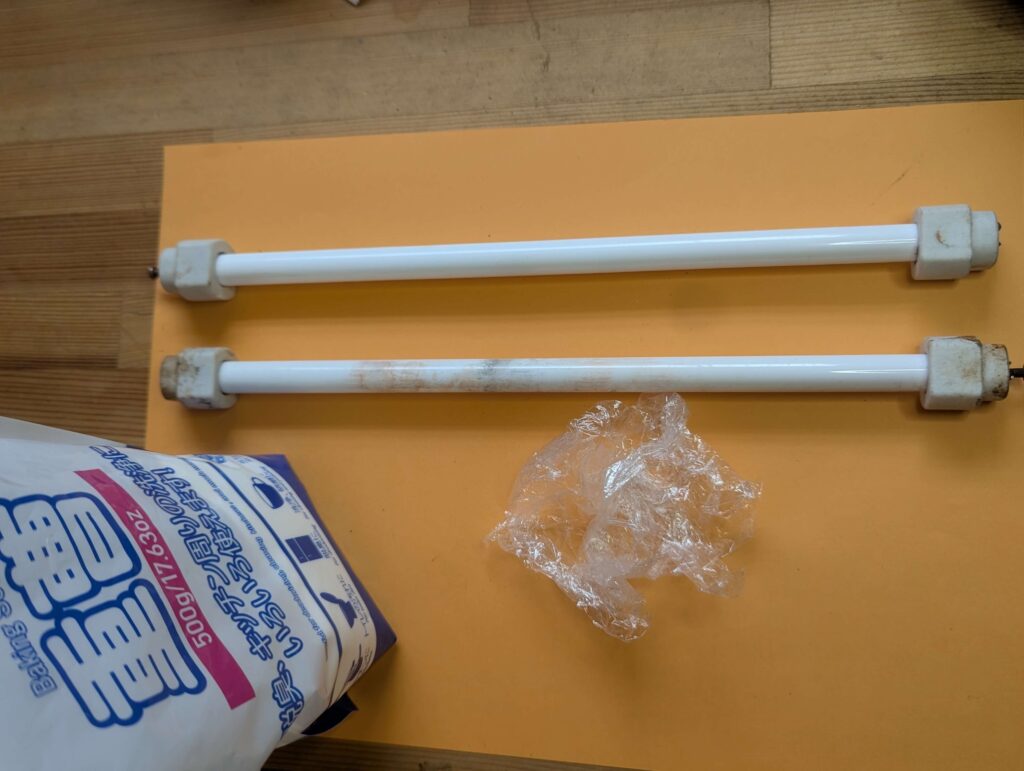 石英管ヒーターの清掃に使用した重曹とサランラップ