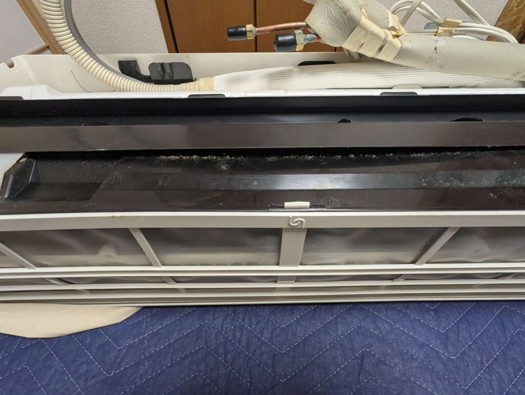エアコン後カバーに多少ホコリがある状態