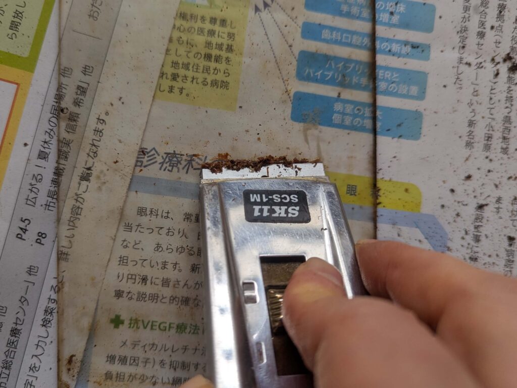 前面ガラスの汚れはスクレーパーで綺麗に