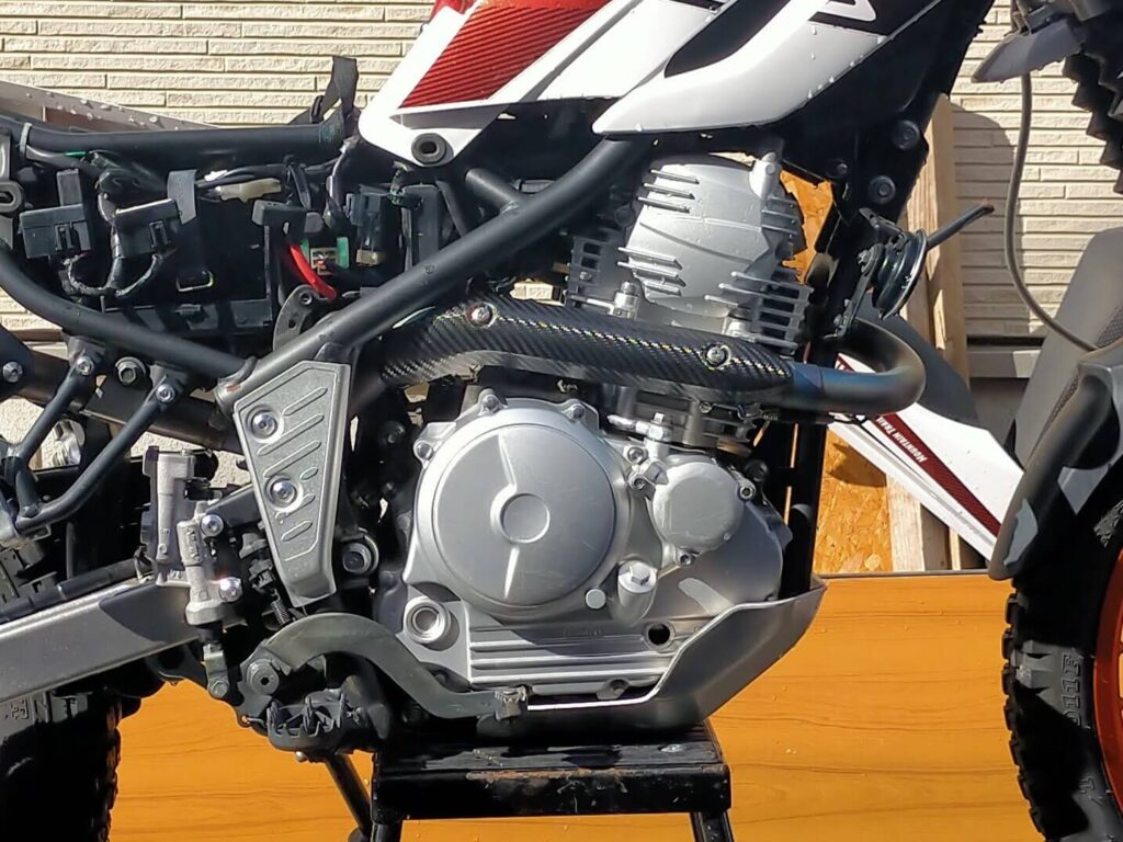 清掃後のエンジン – 隙間もスッキリした