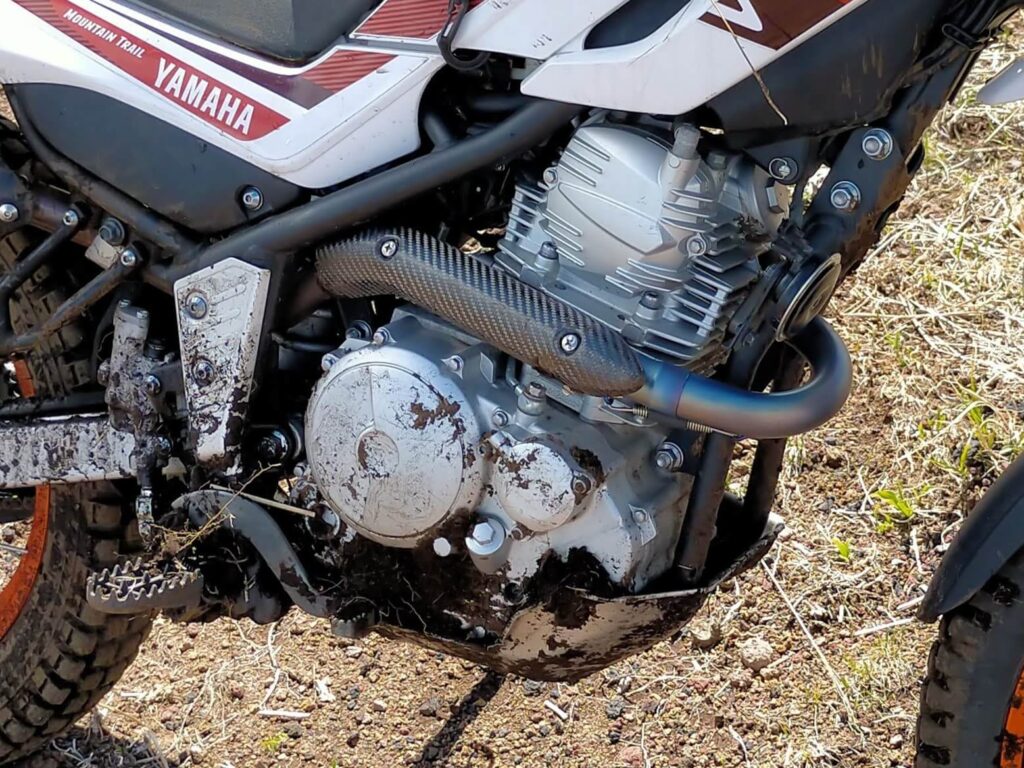 セロー250・汚れたエンジン・泥がエンジンにびっしり詰まっている状態