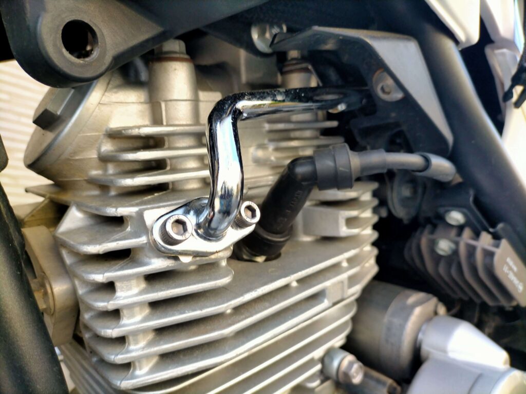 セロー２５０の取り外す前のAISパイプ