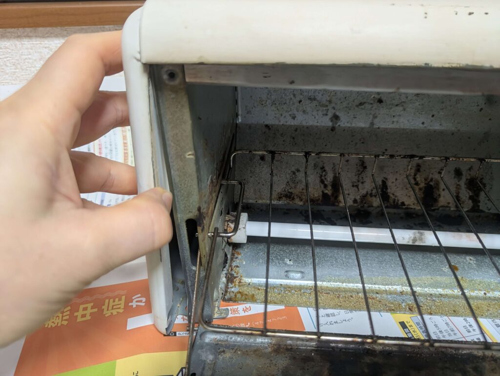 側板パネルを取り外す作業