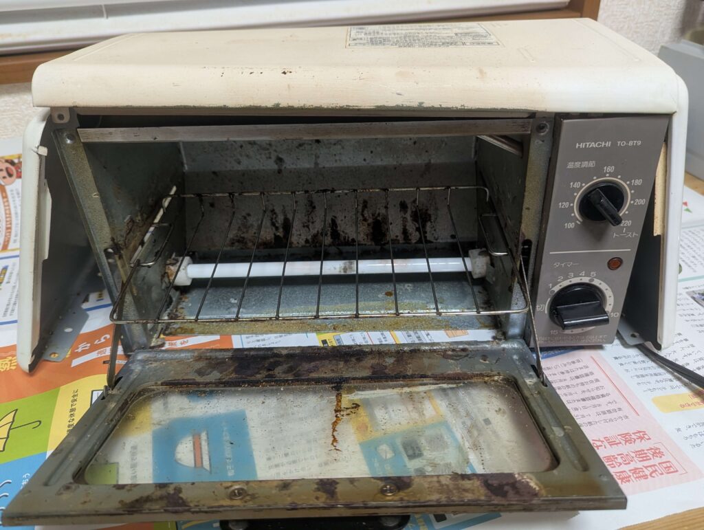 側板が外れ、内部が露出する直前