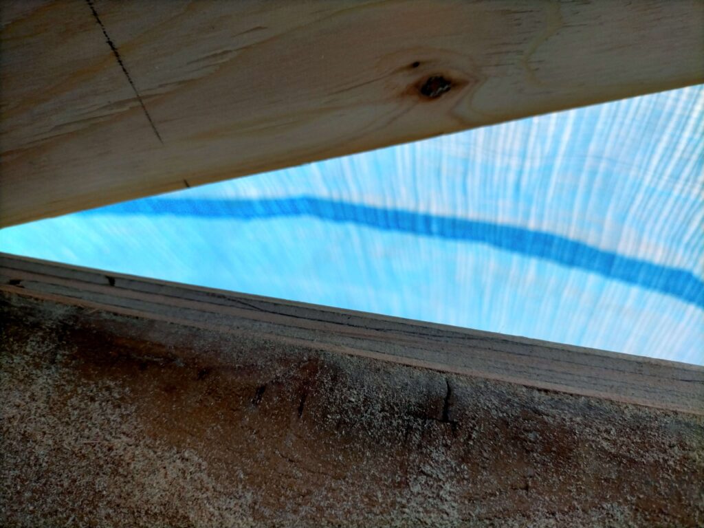 マキタのマルチツールで窓枠通りに隙間なく綺麗に切り抜かれた構造用合板の仕上がり写真