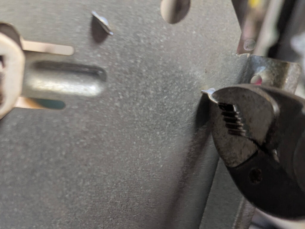 ツメをプライヤーで丁寧に伸ばす作業