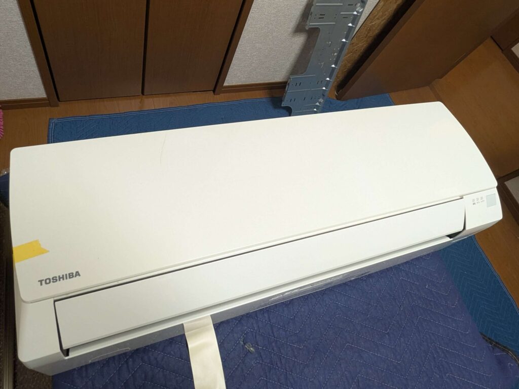 分解前のエアコン室内機全体（東芝 RAS-2214M）