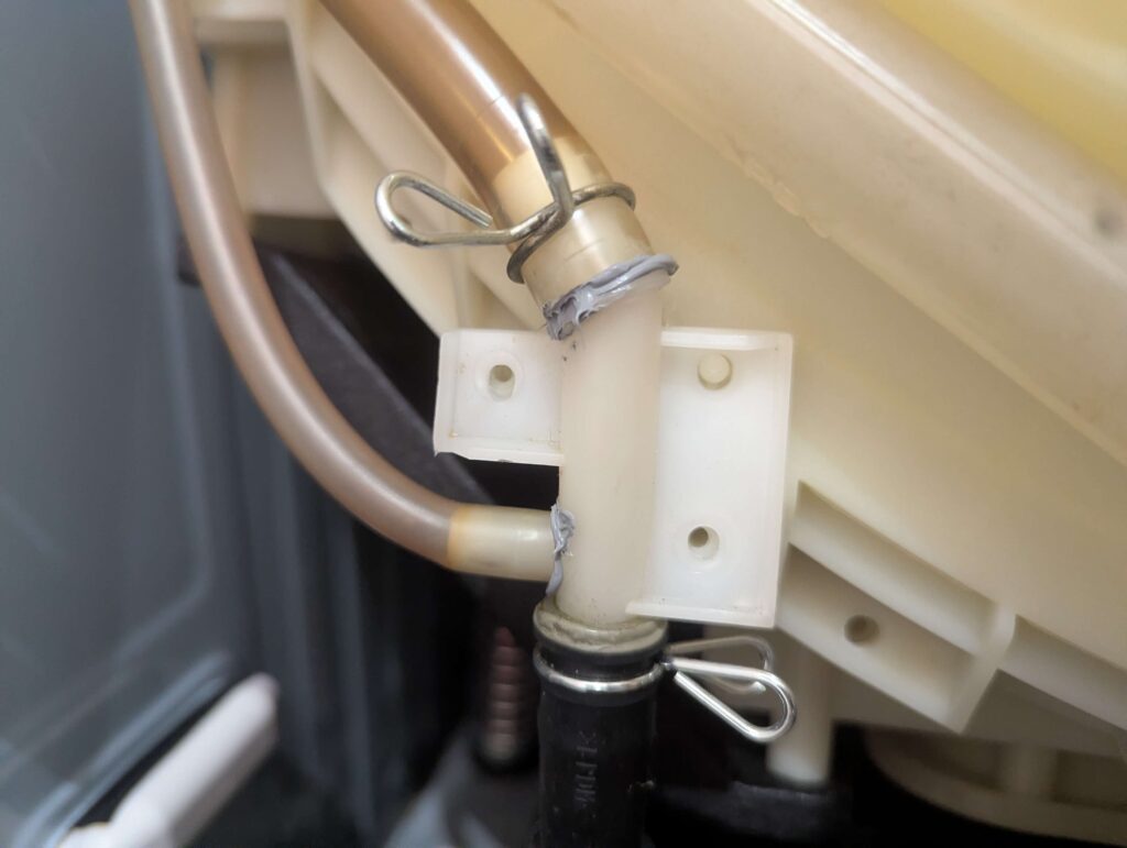 東芝 TW-160SCH ドラム式洗濯機の循環ホース接続部にスリーボンドTB1215液状ガスケットを塗布して循環ホースを再接続した状態。液状ガスケット硬化後は強固な水密シールが形成される。外槽前カバー再組み付けの重要工程