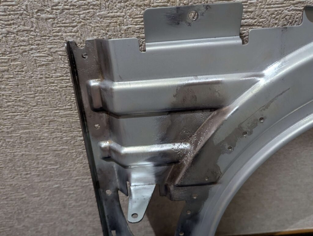 東芝 TW-160SCH ドラム式洗濯機の洗剤投入口下パネルをワイヤーブラシでサビ取りした後(After)。腐食が研磨除去されて金属面が露出した状態。続いてサビキラープロを塗布して防錆処理を実施