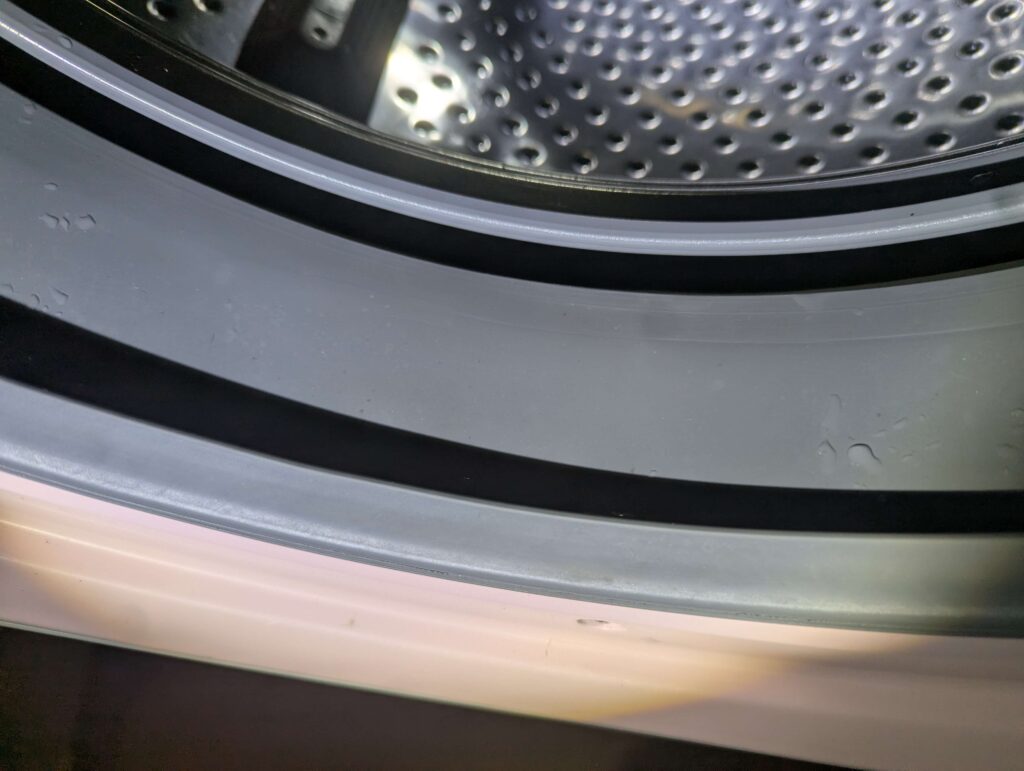 東芝 TW-160SCH ドラム式洗濯機のドアパッキン(ゴムシール)を過炭酸ナトリウム漬け置き→カビキラー噴霧で処理したカビ取り後(After)。黒カビが除去されてゴム本来の色が回復した状態。19年使用でもまだ現役継続が可能と判断