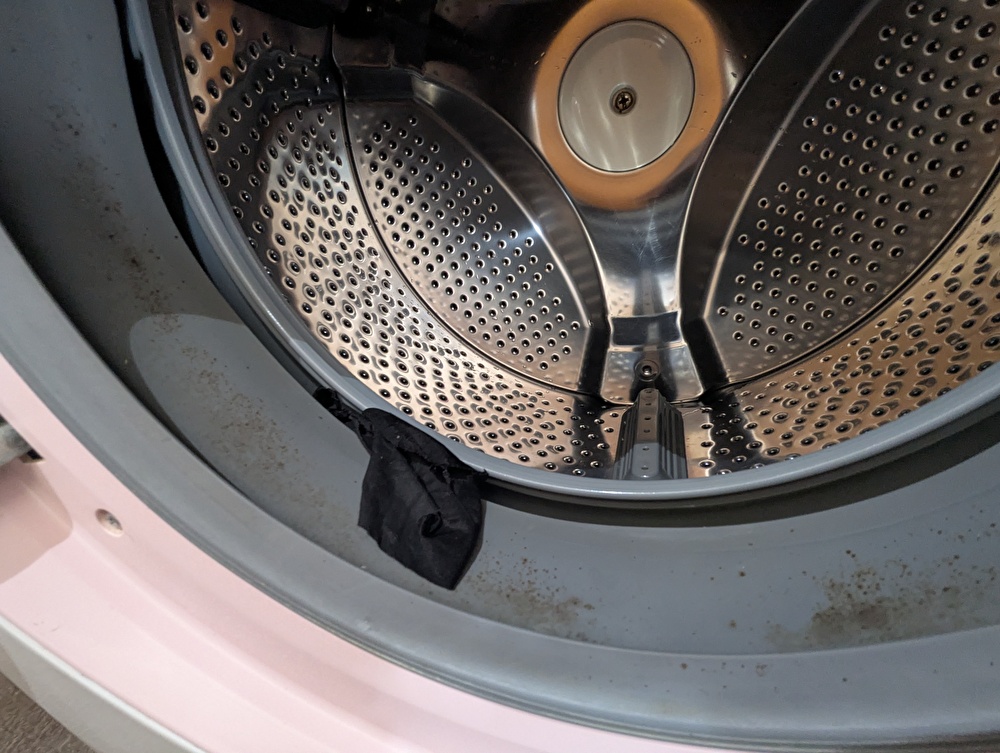 東芝 TW-160SCH ドラム式洗濯機のドアパッキン(ゴムシール)のカビ取り前(Before)。黒カビが全体に発生した状態。過炭酸ナトリウム漬け置き→カビキラー噴霧の2段階カビ除去処理前