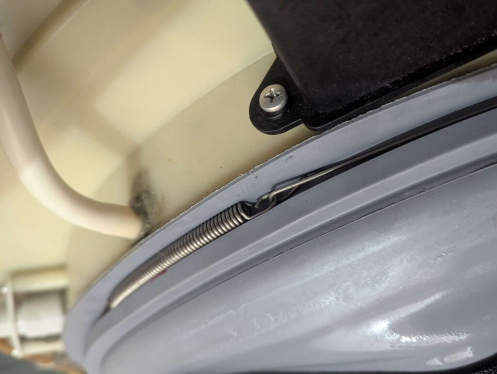 東芝 TW-160SCH ドラム式洗濯機のドアパッキンを外槽前カバーに固定しているスプリングワイヤー。ラジオペンチで外す。合いマーク(マジックペンで一本線)を事前に刻んでおくことで元の位置への正確な取り付けが可能になる