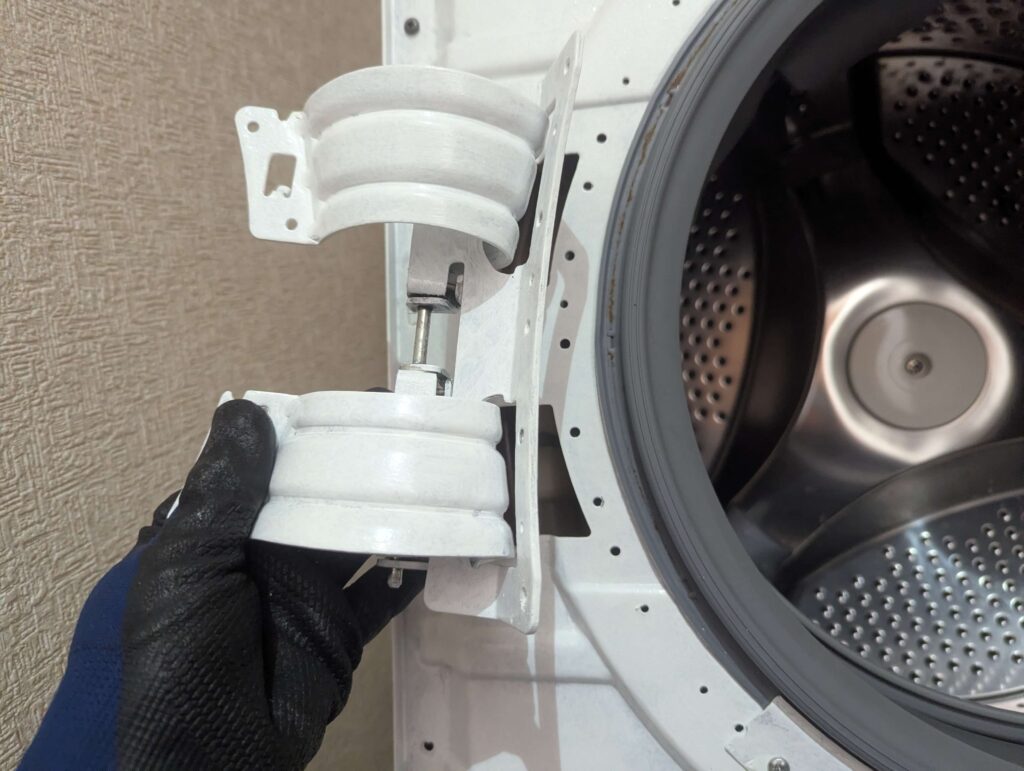 東芝 TW-160SCH ドラム式洗濯機の前面板金パネルにドアヒンジを取り付けている状態。サビ取り・サビキラープロ防錆処理済みのヒンジを元の位置に固定