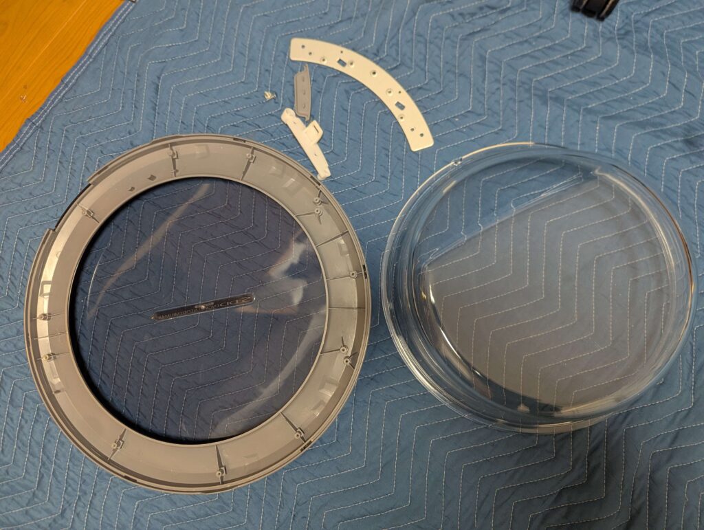 東芝 TW-160SCH ドラム式洗濯機のドア内側の清掃後(After)。洗剤カス・水垢・カビを除去してガラスと樹脂面が回復した状態