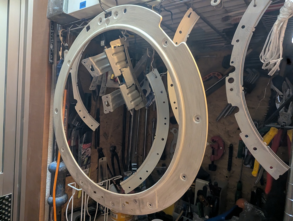 東芝 TW-160SCH ドラム式洗濯機のドア内パネル・ドアパッキン押えプレート・ドアヒンジにサビキラープロ(サビ転換塗料)を塗布した状態。ワイヤーブラシでのサビ取り後の防錆処理。全金属部品に塗布して再腐食を防止