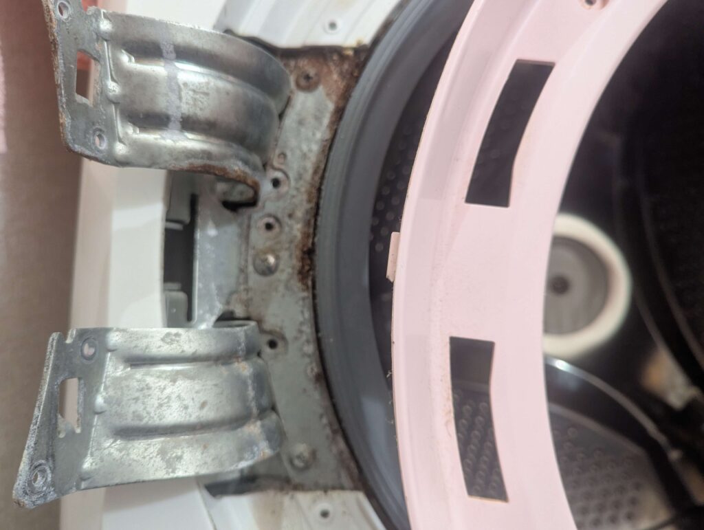 東芝 TW-160SCH ドラム式洗濯機のドア回りカバーに設けられた差し込み爪（スナップフィット）の拡大。折らないよう慎重に外す必要がある箇所。分解初心者が破損しやすいポイント