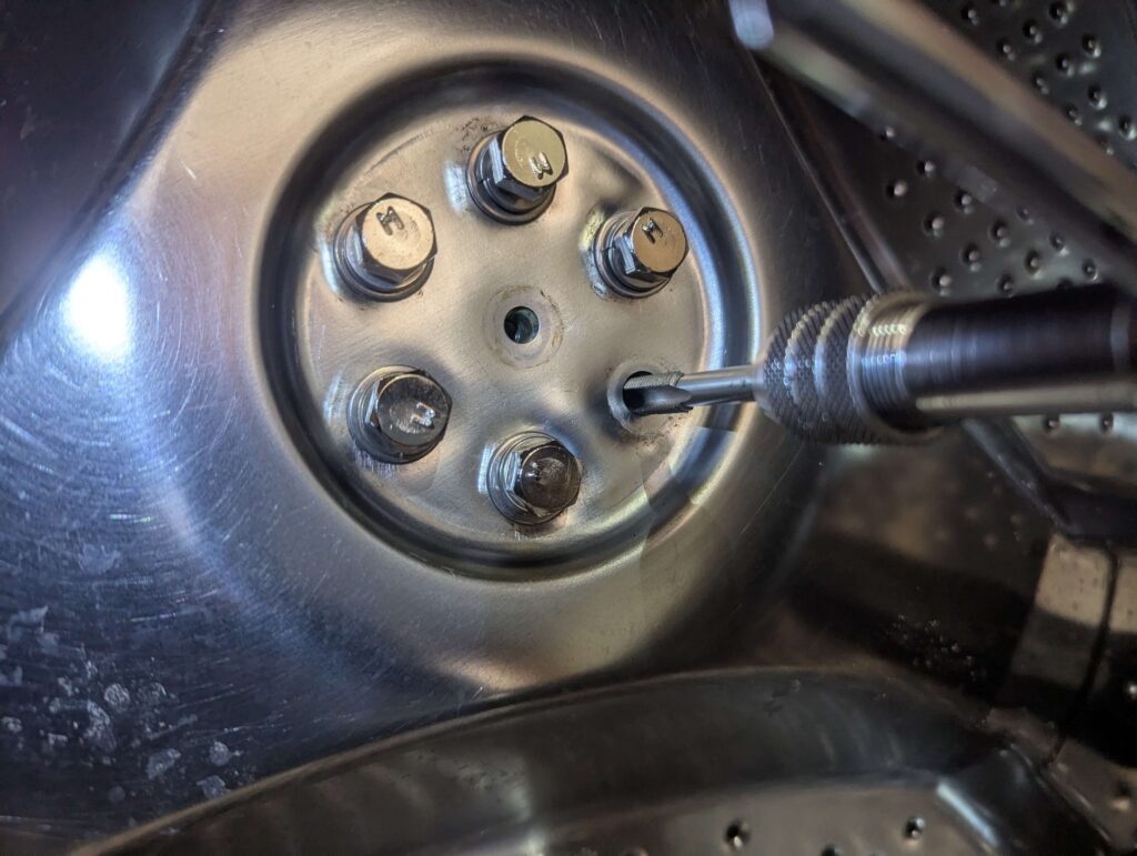 東芝 TW-160SCH ドラム式洗濯機の腐食したボルト穴をタップで修正し、新しいボルト・スプリングワッシャー・平ワッシャーを取り付けた状態。ネジ穴修正による再利用・延命修理の実例