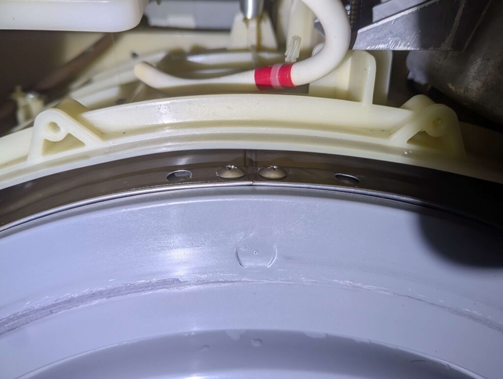 東芝 TW-160SCH ドラム式洗濯機の洗濯槽(ドラム)外側を届く範囲でブラッシング洗浄した後(After)。外槽との隙間への噴霧洗浄でヘドロが除去された状態