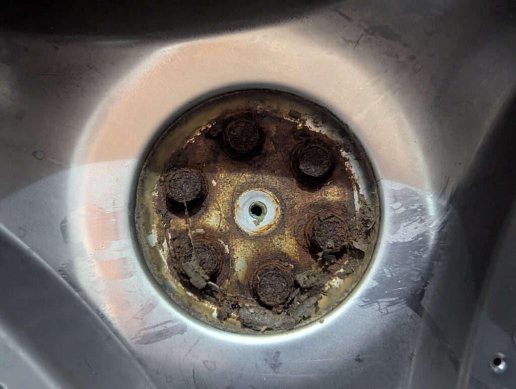 東芝 TW-160SCH ドラム式洗濯機の19年分の洗剤カス・カルキ・油脂固着で腐食した洗濯槽固定ボルト。ネジ山が腐食で欠損している部分あり。バール・ギヤプーラー・自作木枠で4時間格闘しても洗濯槽が外れなかった原因