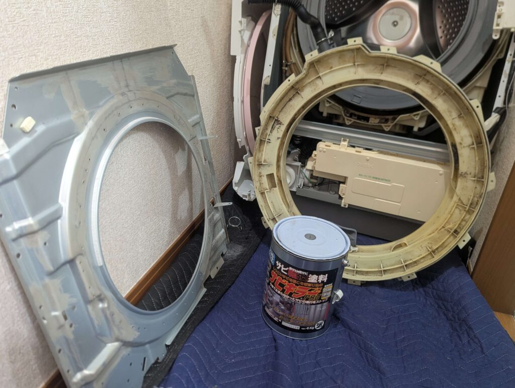 東芝 TW-160SCH ドラム式洗濯機の前面パネルにサビキラープロ(サビ転換塗料)を塗布している状態。ワイヤーブラシでのサビ取り後に塗布する防錆処理。サビキラーがサビを化学反応で転換・固定して再腐食を防ぐ