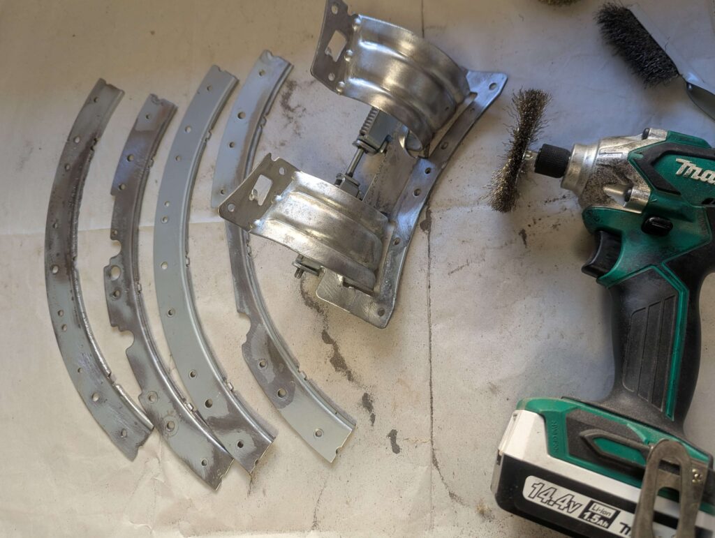 東芝 TW-160SCH ドラム式洗濯機のドアパッキン押えプレートとドアヒンジを真鍮ワイヤーブラシでサビ取りした後(After)。腐食・白粉が除去されて金属面が露出した状態。続いてサビキラープロ(サビ転換塗料)を塗布して防錆処理