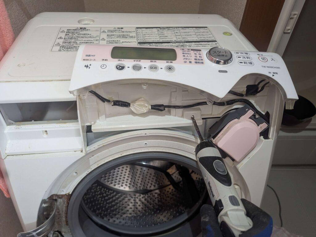 東芝 TW-160SCH ドラム式洗濯機の操作パネルを外した後に見えるトップパネル固定ネジの位置。操作パネル取り外し前には見えない隠しネジ。外装完全分解に必要な見落としやすいネジ箇所