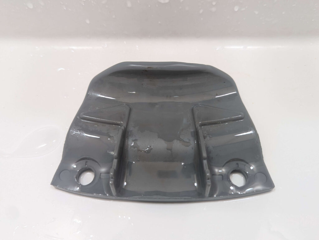 東芝 TW-160SCH ドラム式洗濯機の循環シャワー出口(槽内シャワー部)のシリコン部分をカビキラーで処理したカビ取り後(After)。黒カビが除去されてシャワーノズル部分が清潔な状態に回復