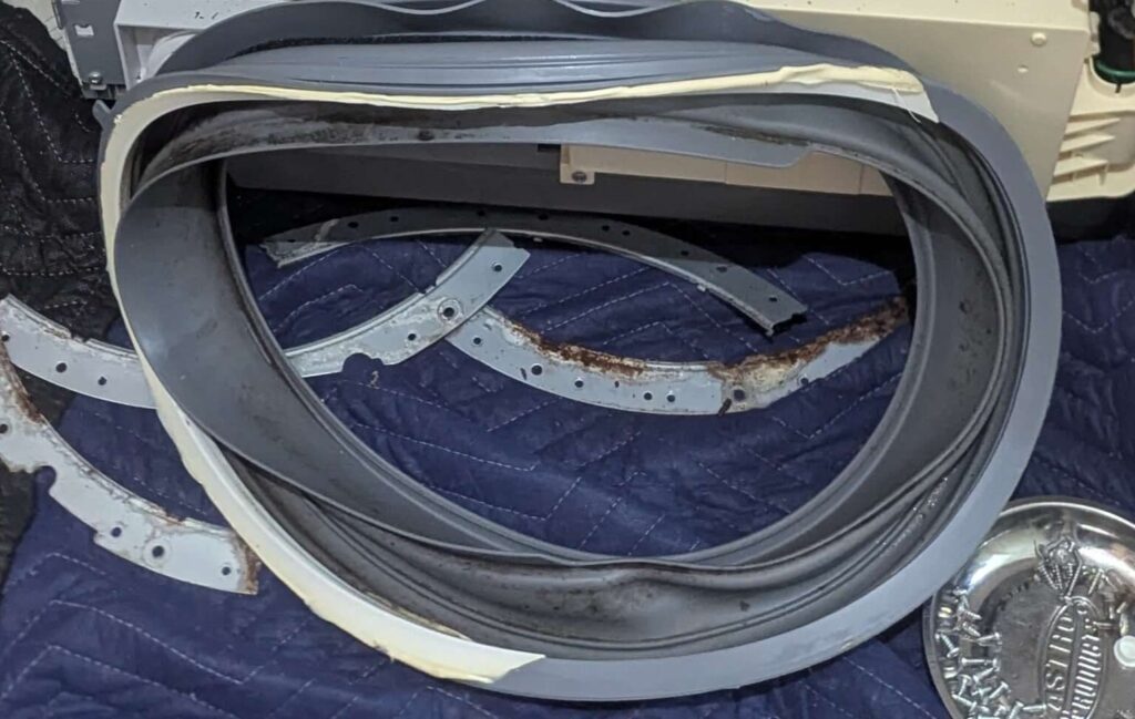 東芝 TW-160SCH ドラム式洗濯機のカビの生えたドアパッキンを外した様子