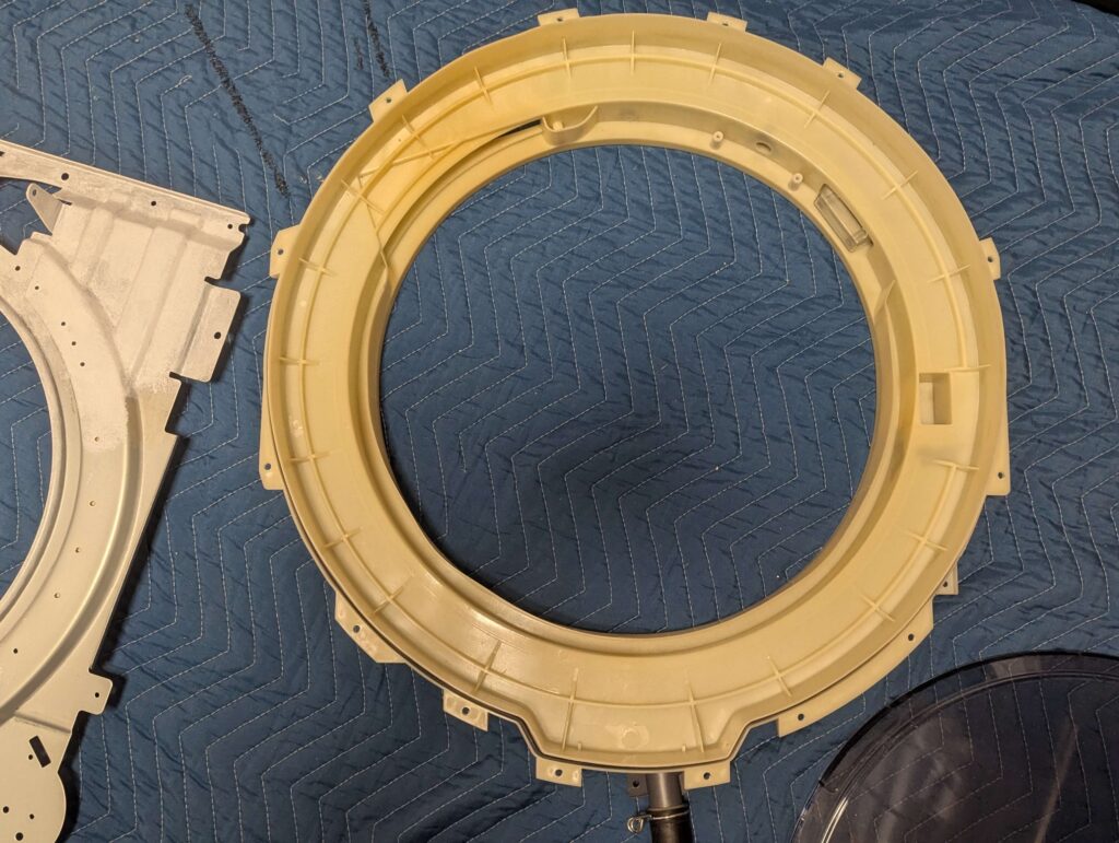 東芝 TW-160SCH ドラム式洗濯機の外槽前カバー内側を歯ブラシで徹底ブラッシング清掃した後(After)。ヘドロ・黒カビが除去されて白い樹脂面が回復した状態。黒いワカメの発生源を根絶した清掃完了