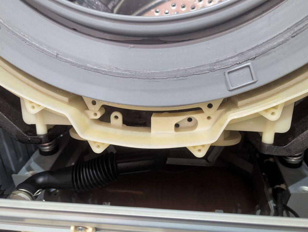 東芝 TW-160SCH ドラム式洗濯機の外槽(水槽)内壁を過炭酸ナトリウム・クエン酸・重曹の噴霧洗浄+ブラッシングで清掃した後(After)。届く範囲のヘドロが除去されて白い外槽壁面が回復した状態