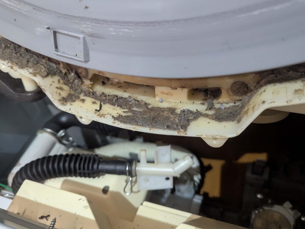 ドラム式洗濯機（東芝 TW-160SCH）の外槽（水槽）内部に蓄積した洗剤・柔軟剤カスがヘドロ化した汚れ。黒いワカメの主な発生源。工具を使った内部診断Step4の確認箇所。分解してブラッシング＋過炭酸ナトリウム・クエン酸・重曹の噴霧洗浄が必要な状態